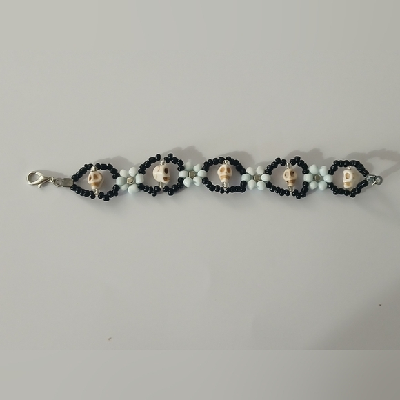 Black and White Beaded Bracelet with Elegant Design - Picture 4 of 6